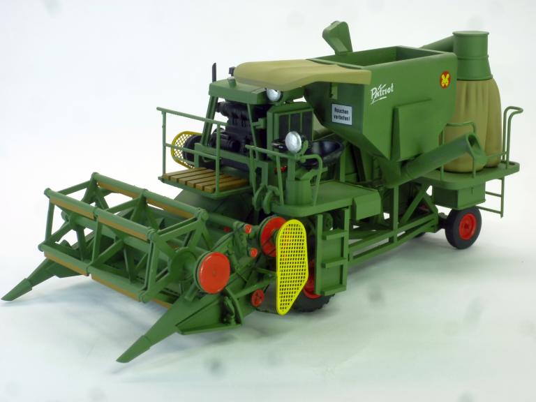 Mähdrescher E175 mit Spreusack oxidgrün  1:32